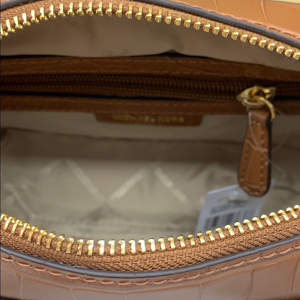 MICHAEL KORS MD CAMERA CROSSBODY BAG EMBOSSED LETR - Picture 4 of 16